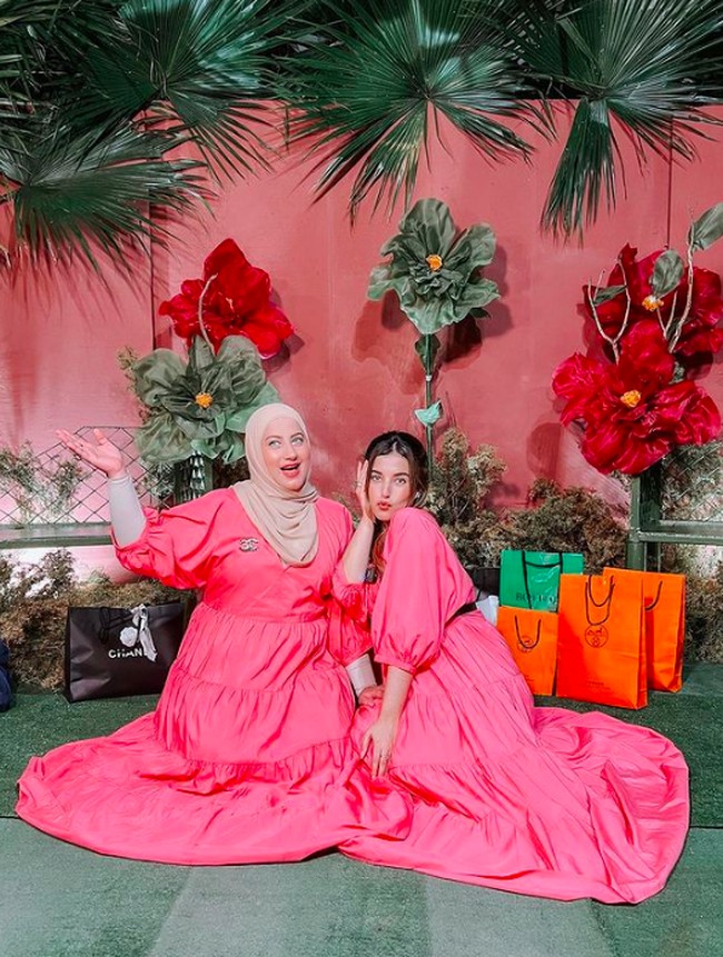 Potret si kembar Tasya dan Tasyi yang selalu kompak. Tasyi sendiri lebih dikenal sebagai food vlogger. Foto: dok. Instagram/@tasyafarasya