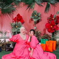 Potret si kembar Tasya dan Tasyi yang selalu kompak. Tasyi sendiri lebih dikenal sebagai food vlogger. Foto: dok. Instagram/@tasyafarasya