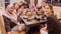 Nah, ini momen lain Tasya Farasya saat makan bareng keluarga. Ini adalah momen buka puasa bersama di bulan Ramadan kemarin. Foto: Instagram @tasyafarasya