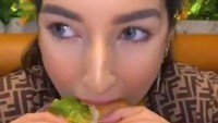 Terakhir ada gaya Tasya Farasya saat menikmati burger. Burgernya padat diisi dengan patty, sayuran dan aneka saus. Foto: Instagram @tasyafarasya