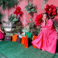 Sang beauty vlogger tampil cantik dengan gaun pink. Foto: dok. Instagram/@tasyafarasya