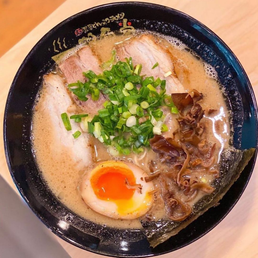 Tempat makan ramen babi