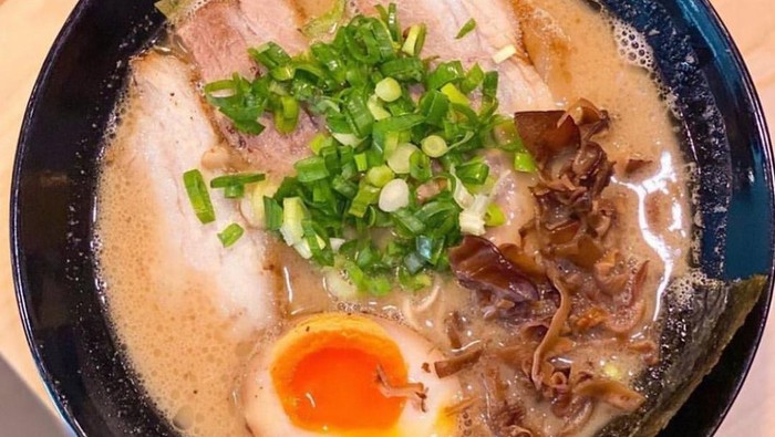 Tempat makan ramen babi