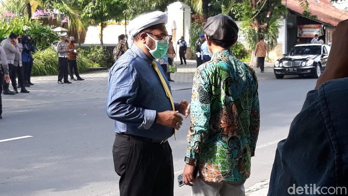 Tenaga ahli Utama KSP Ali Mochtar Ngabalin hadiri pernikahan adik Presiden Jokowi dengan Ketua MK di Solo, Kamis (26/5/2022).