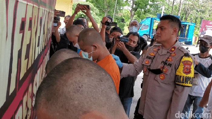 Tersangka kasus jambret saat dihadirkan dalam ekspos di Mapolres Sukabumi.