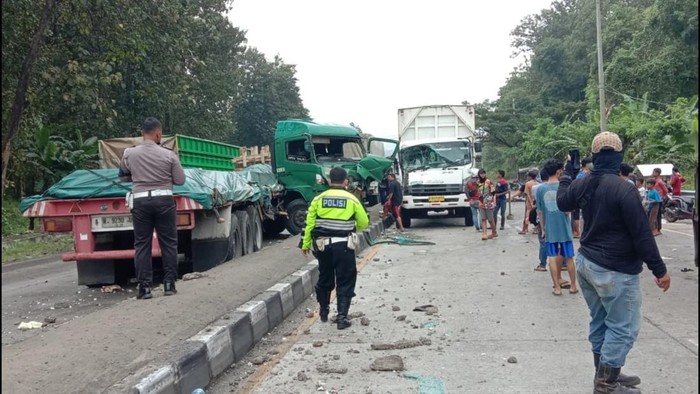 Tiga truk kecelakaan beruntun di Jalan Lingkar Alas Roban, Kutosari, Gringsing, Kabupaten Batang, Kamis (26/5/2022).
