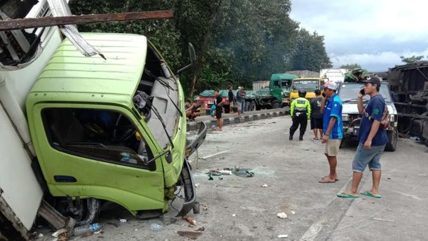 Tiga truk kecelakaan beruntun di Jalan Lingkar Alas Roban, Kutosari, Gringsing, Kabupaten Batang, Kamis (26/5/2022).