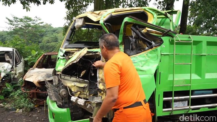 Truk korban tabarakan di Tol Cipularang.