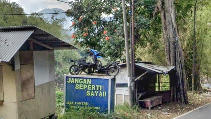 Tugu kecelakaan di Nagreg, Kabupaten Bandung.