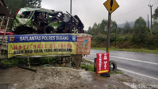 Tugu kecelakaan Tanjakan Emen, Kabupaten Subang.