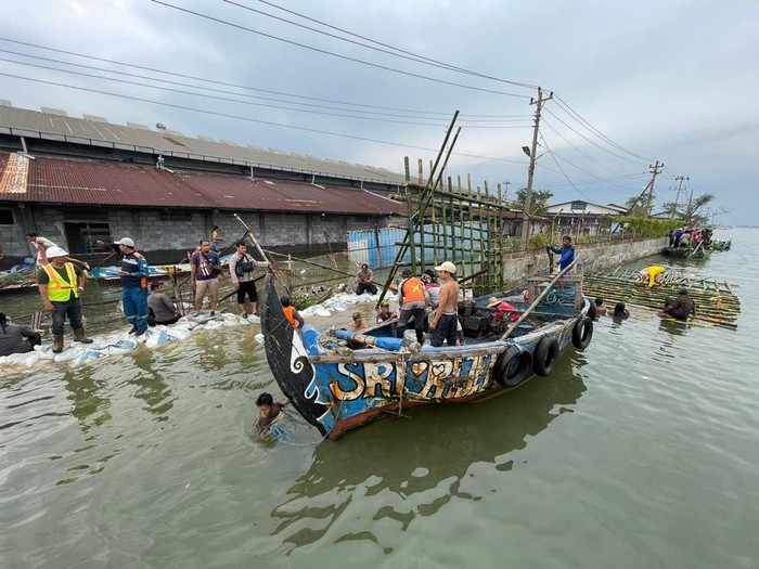 Upaya penambalan tanggul jebol di area kawasan industri Lamicitra Pelabuhan Tanjung Emas Semarang, Kamis (26/5/2022).