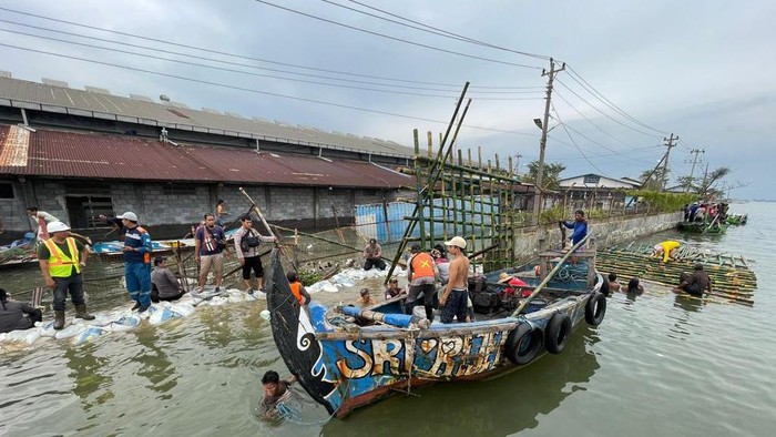 Upaya penambalan tanggul jebol di area kawasan industri Lamicitra Pelabuhan Tanjung Emas Semarang, Kamis (26/5/2022).