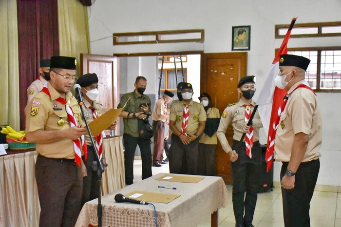 Wakil Bupati Sumedang Erwan Setiawan melantik jajaran pengurus Kwartir Ranting Jatinangor di SMK Pasundan Jatinangor, Selasa, (24/5).