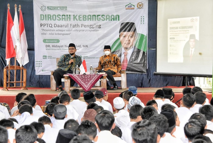 Wakil Ketua MPR RI Hidayat Nur Wahid (HNW) memberi materi di hadapan ratusan santri dan santriwati Pondok Pesantren Tahfizhul Quran (PPTQ) Daarul Fath, Pengging, Kecamatan Teras, Boyolali, Jawa Tengah mengikuti ‘Dirosah Kebangsaan’, Kamis (26/5).