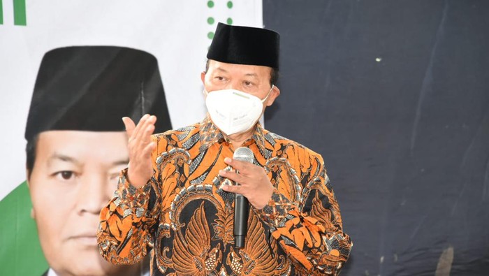 Wakil Ketua MPR RI Hidayat Nur Wahid (HNW) memberi materi di hadapan ratusan santri dan santriwati Pondok Pesantren Tahfizhul Quran (PPTQ) Daarul Fath, Pengging, Kecamatan Teras, Boyolali, Jawa Tengah mengikuti ‘Dirosah Kebangsaan’, Kamis (26/5).