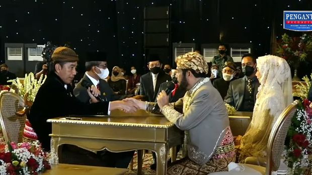 Inilah momen sakral akad nikah Ketua MK Anwar Usman dan adik Presiden Jokowi, Idayati pada Kamis (26/5) di Graha Saba Buana, Solo. Dalam pernikahan tersebut, Presiden Joko Widodo menjadi wali nikah dari Idayati. Sementara Wapres KH Ma'ruf Amin dan Panglima TNI Jenderal Andika Perkasa menjadi saksi.