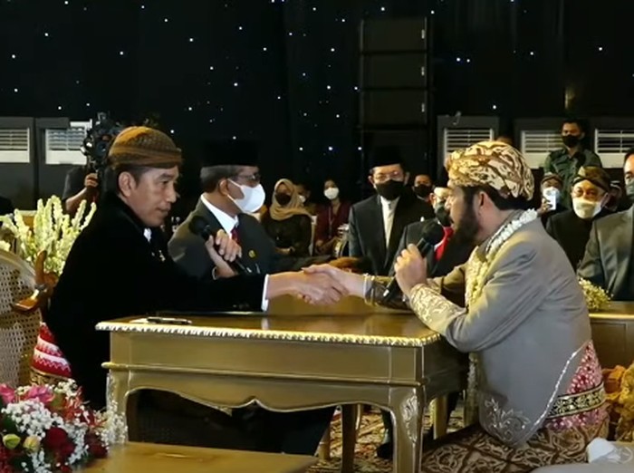 Inilah momen sakral akad nikah Ketua MK Anwar Usman dan adik Presiden Jokowi, Idayati pada Kamis (26/5) di Graha Saba Buana, Solo. Dalam pernikahan tersebut, Presiden Joko Widodo menjadi wali nikah dari Idayati. Sementara Wapres KH Maruf Amin dan Panglima TNI Jenderal Andika Perkasa menjadi saksi.