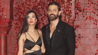 Beda usia 17 tahun di antara mereka berdua tak menghalangi hubungan Hrithik Roshan dan Saba Azad. (Foto: Getty Images/Prodip Guha)  