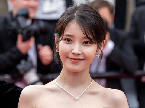 IU (Lee Ji Eun) menghadiri screening film Broker di Festival Film Cannes 2022 pada 26 Mei 2022.