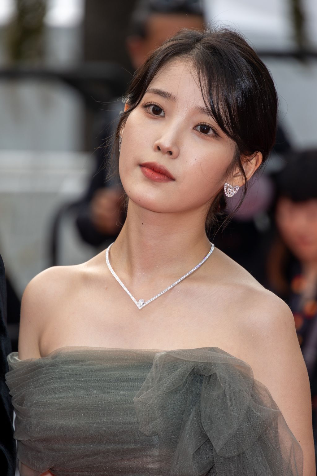IU (Lee Ji Eun) menghadiri screening film Broker di Festival Film Cannes 2022 pada 26 Mei 2022.