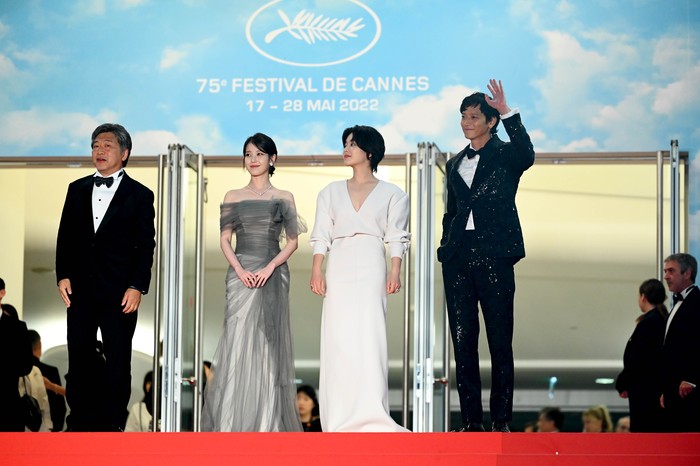 Koreeda Hirokazu, IU (Lee Ji Eun), Lee Joo Young, dan Kang Dong Won saat menghadiri screening film Broker di Festival Film Cannes 2022 pada 26 Mei 2022.
