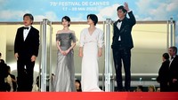 IU menghadiri Festival Film Cannes 2022 bersama dengan sutradara Koreeda Hirokazu, aktris Lee Joo Young, aktor Kang Dong Won, dan Song Kang Ho. (Foto: Getty Images/Joe Maher)