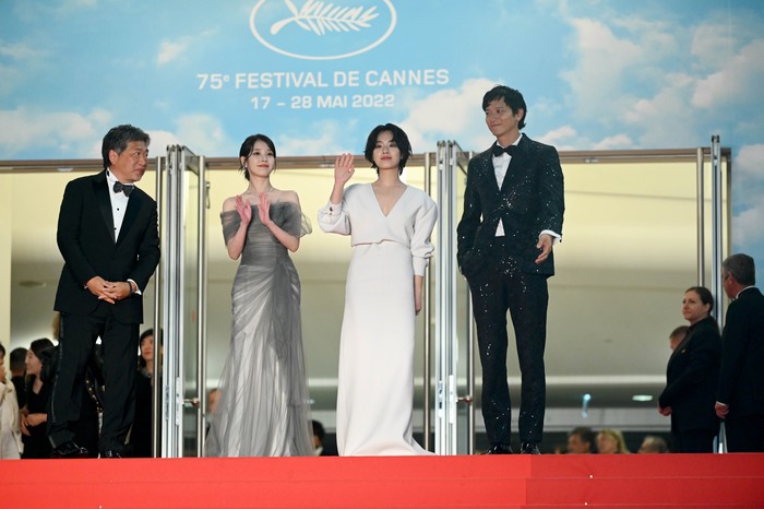 1399441861 Koreeda Hirokazu, IU (Lee Ji Eun), Lee Joo Young, dan Kang Dong Won saat menghadiri screening film Broker di Festival Film Cannes 2022 pada 26 Mei 2022.