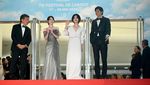 IU Anggun saat Tampil Perdana di Festival Film Cannes 2022