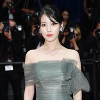 Aktris 29 tahun itu juga menjadi sorotan karena interaksinya bersama penggemar. Setelah berpose di red carpet, IU menghampiri kerumunan penggemar Prancis yang telah menunggu kedatangannya untuk penayangan perdana film Broker. Foto: Getty Images/Joe Maher
