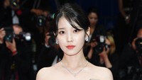 IU tampil anggun minimalis dengan gaun hijau. (Foto: Getty Images/Joe Maher)  