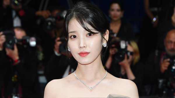 IU Anggun saat Tampil Perdana di Festival Film Cannes 2022