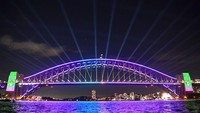 Sorot lampu warna-warni ini membuat kawasan Harbour City menjadi lebih indah dari biasanya.