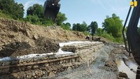 Jembatan penghubung Desa Paloh - Gapong Meulum sepanjang 84 meter menelan anggaran senilai Rp2,5 miliar. Manfaat jembatan gantung ini akan langsung dirasakan masyarakat setempat sebagai akses penghubung antar desa serta menjadi jalan produksi pertanian warga sehingga berpotensi menggerakkan ekonomi lokal. Saat ini progres konstruksinya sudah 11,37%.