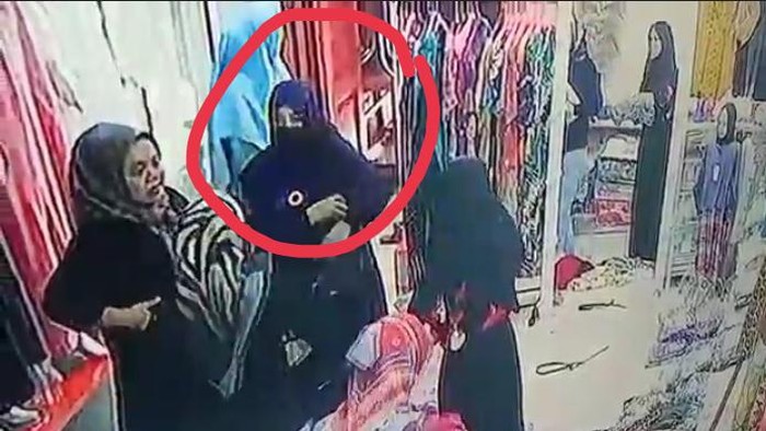 Aksi wanita bergamis mencuri di toko baju terekam kamera pengawas.