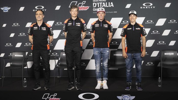 SCARPERIA, ITALY - MAY 26: (L-R) Romano Albesiano of Italy and Aprilia Racing Team, Massimo Rivola of Italy and Aprilia Sports Director, Aleix Espargaro of Spain and Aprilia Racing and Maverick Vinales of Spain and Aprilia Racing pose  during the Aprilia Exceptional Press Conference during the MotoGP of Italy - Previews at Mugello Circuit on May 26, 2022 in Scarperia, Italy. (Photo by Mirco Lazzari gp/Getty Images)