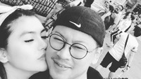 Angela Lee mengucapkan kata perpisahan dalam keterangan foto Instagram. Terlihat dirinya mengecup pipi sang suami. (Foto: dok. Instagram @angelalee87)  