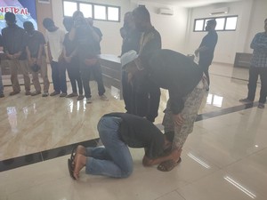 Kala Ketua Gangster All Brothers Sujud Minta Maaf di Kaki Orang Tua