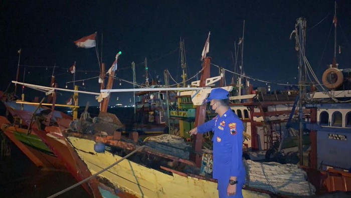 Anggota Polairud Polres Rembang menunjukkan kapal yang rusak dihantam gelombang tinggi, Kamis (26/5/2022).