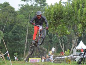 Ratusan Pesepeda Ikuti Balap Downhill di Trek Bukit Klangon, Yogya