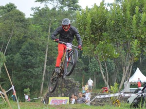 Ratusan Pesepeda Ikuti Balap Downhill di Trek Bukit Klangon, Yogya