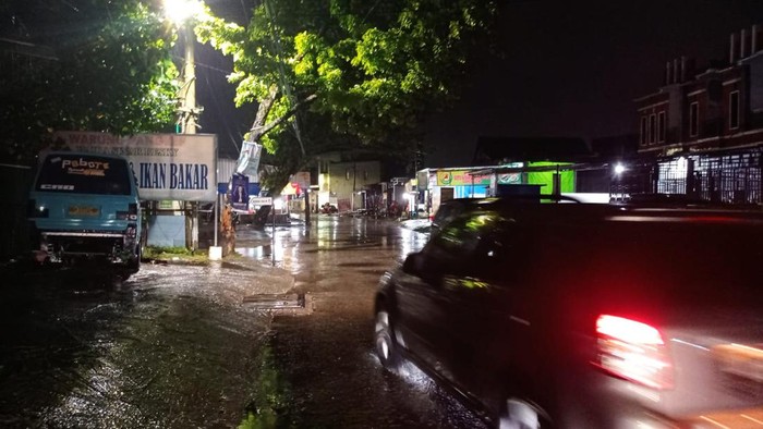Banjir di Makassar mulai surut usai diguyur hujan lebat.