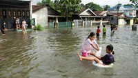 Bocah bermain air saat banjir di Kelurahan Paccinongan, Kecamatan Somba Opu, Kabupaten Gowa, Sulawesi Selatan, Jumat (27/5/2022). Ratusan rumah di daerah itu terendam banjir usai diguyur hujan deras sejak Kamis (26/5/2022) sore.