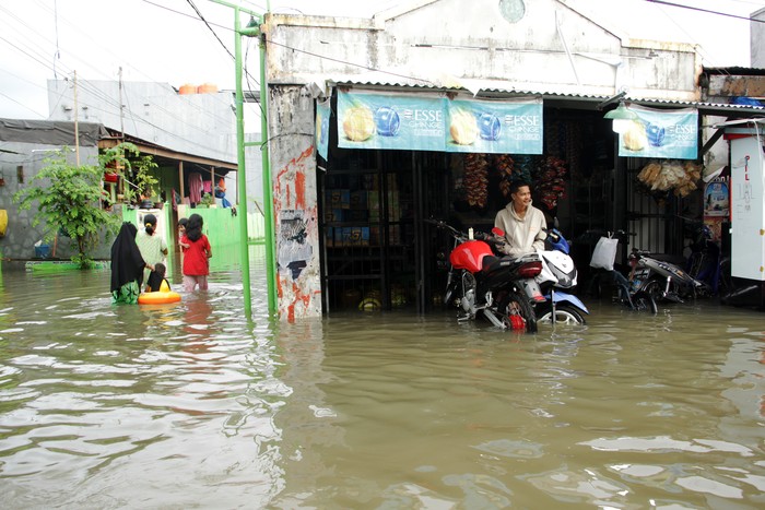 Banjir Gowa, Sulsel Pengendara mendorong motornya yang mogok saat menerobos banjir di Kecamatan Somba Opu, Kabupaten Gowa, Sulawesi Selatan, Jumat (27/5/2022). Puluhan kendaraan mogok akibat menerobos banjir yang merendam sejumlah ruas jalan dan permukiman di daerah itu. ANTARA FOTO/Arnas Padda/rwa.