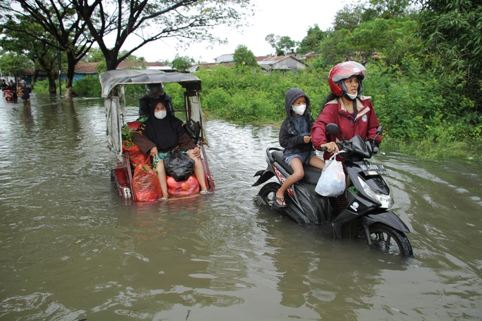 Pengendara mendorong motornya yang mogok saat menerobos banjir di Kecamatan Somba Opu, Kabupaten Gowa, Sulawesi Selatan, Jumat (27/5/2022). Puluhan kendaraan mogok akibat menerobos banjir yang merendam sejumlah ruas jalan dan permukiman di daerah itu. ANTARA FOTO/Arnas Padda/rwa.