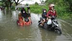 Begini Cara Terobos Banjir di Gowa, Naik Getek hingga Dorong Motor