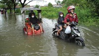 Pengendara mendorong motornya yang mogok saat menerobos banjir di Kecamatan Somba Opu, Kabupaten Gowa, Sulawesi Selatan, Jumat (27/5/2022). Puluhan kendaraan mogok akibat menerobos banjir yang merendam sejumlah ruas jalan dan permukiman di daerah itu.