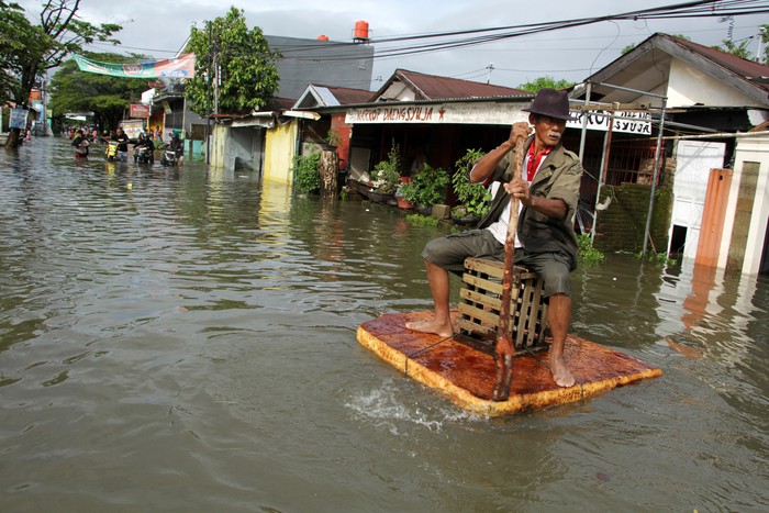 Banjir Gowa, Sulsel Pengendara mendorong motornya yang mogok saat menerobos banjir di Kecamatan Somba Opu, Kabupaten Gowa, Sulawesi Selatan, Jumat (27/5/2022). Puluhan kendaraan mogok akibat menerobos banjir yang merendam sejumlah ruas jalan dan permukiman di daerah itu. ANTARA FOTO/Arnas Padda/rwa.