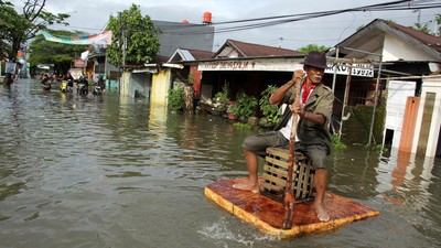 Begini Cara Terobos Banjir di Gowa, Naik Getek hingga Dorong Motor