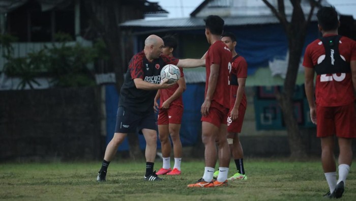 Bernardo Tavares memimpin latihan PSM Makassar