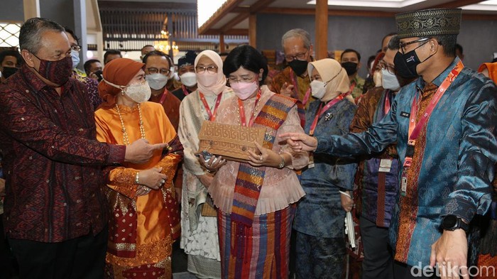 BI Bangkitkan UMKM Melalui Karya Kreatif Indonesia 2022 Gubernur Bank Indonesia Perry Warjiyo bersama Deputi Gubernur Senior Bank Indonesia Destry Damayanti dan Menteri Parekraf Sandiaga Uno mengunjungi pameran Karya Kreatif Indonesia 2022 di Jakarta Convention Center, Jakarta, Kamis (27/5/2022).